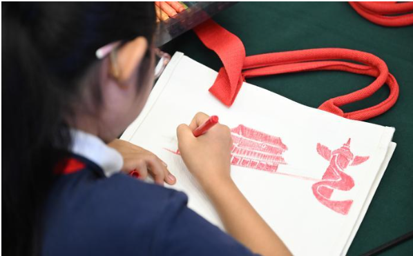 档案馆里的美术课 浙江小学生用画笔“触摸”红色根脉